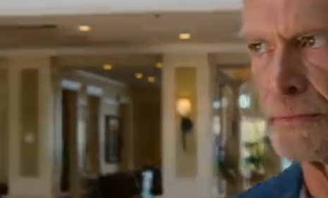 Jeg visste at de kom til å blokkere meg fra bryllupet på Hawaii, så jeg tok likevel en 14-timers flytur bare for å komme dit. I det øyeblikket jeg gikk inn i hotellobbyen, ble pappas ansikt kaldt: “Du skal ikke gå inn i den kirken.” Jeg bare smilte: “Jeg vet. Jeg er ikke her for bryllupet.” En uke senere sendte mamma nøyaktig fem ord som fikk meg til å stirre lenge på skjermen: «Hva gjorde du egentlig på Hawaii?» – Nyheter