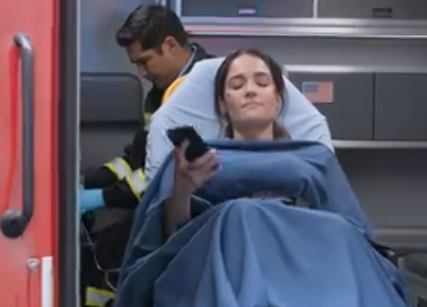 Jeg ringte moren min fra baksetet på en ambulanse og fortalte henne at jeg var på vei til akutt operasjon. Hun lyttet i fem sekunder, sukket og spurte om det kunne vente til etter Victorias bursdagskake. Jeg trodde det var den delen jeg aldri skulle glemme. Det var det ikke. Den delen som ble værende hos meg kom senere, da traumekirurgen så ned på nødkontaktskjemaet mitt, ble stille og sa: «Evelyn… hvem fortalte deg at Dr. William Harrison var død?” – Nyheter