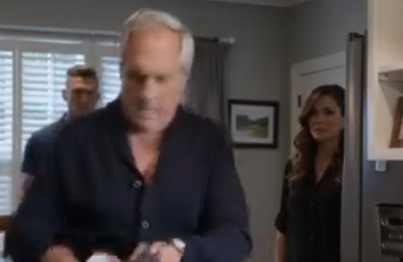 Morgenen etter sønnens begravelse fikk jeg en telefon fra flyplassen: «Sønnen din sjekket inn for et fly klokken 05:00 og etterlot en bag med navnet og telefonnummeret ditt på.» Jeg kjørte dit skjelvende. I vesken lå et pass, 20 000 dollar i kontanter og en stemmeopptaker. I det øyeblikket jeg trykket på play, brast svigerdatteren min i gråt. – Nyheter