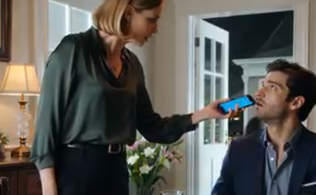 Min yngre bror kunngjorde at datteren min ikke var viktig nok til å bli invitert til barnets avslutningsfest. Jeg så tårene i øynene hennes, så meg rundt på hele familien, og reiste meg uten et ord. Så tok jeg frem telefonen og sa en rolig setning som forandret hele rommet. Da jeg satte meg ned igjen, var det ingen som smilte lenger. – Nyheter