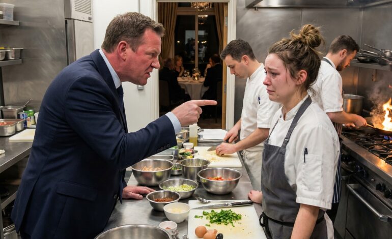 «Bli på kjøkkenet. Søsteren din skal underholde VIP-investorene i kveld», befalte pappa under den storslåtte åpningen av familierestauranten vår. Jeg tok av meg forkleet, gikk ut bakdøren og kjørte av gårde. Ti minutter senere reiste hovedinvestoren seg i spisesalen og annonserte: «Michelin-stjernekokken jeg kom for å finansiere sendte meg nettopp en tekstmelding om at hun sluttet.» Så rev han i stykker sjekken på 5 millioner dollar … rett foran øynene deres!