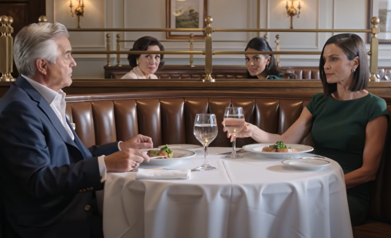 På en familiemiddag på en steakhouse i Charlotte, i det øyeblikket jeg endelig prøvde å dele forfremmelsen som ville sikre min fremtid, la faren min fra seg gaffelen og minnet meg på den eldste regelen i familien vår: min søsters familie kom først, og jeg kom sist. Jeg sa til ham at hvis det var sant, så ville den natten være siste gang noen av dem behandlet fremtiden min som noe de kunne tilbringe. Han hevet ikke stemmen. Han ble bare blek. Mitt navn er Zoe Ellington. Jeg er trettifire år gammel, og på papiret ser jeg ut som datteren som aldri trenger å bli reddet. Jeg håndterer risiko for Hallamir Transit Systems, noe som betyr at folk betaler meg for å oppdage svake punkter før de blir katastrofer. Jeg kan lese et regneark, en kontrakt, et rom. Jeg vet når noe lite er i ferd med å bli dyrt. Det jeg savnet mesteparten av livet, var kostnaden ved å være den pålitelige i en familie som forveksler pålitelighet med offentlig eiendom. Middagen var på en av de polerte steakhousene i Charlotte, gjemt i en velstelt forstad, av typen med tykt teppe, dempet belysning, hvitt lintøy og servitører som fyller på vannet uten en lyd. Moren min hadde rammet det inn som en enkel familiekveld. En sjelden mulighet for oss alle til å slappe av. Men i min familie var middag aldri middag. Det var en seremoni, og min yngre søster Savannah var alltid grunnen til det. Savannah hadde mestret en helt spesiell type amerikansk hjertesorg: vakker bluse, trette øyne, stemmen myk nok til å høres oppriktig ut, en historie som var presserende nok til å organisere alle rundt bordet rundt henne. Den kvelden var det privatskolepenger, økende kostnader, Reeds forretningslån, guttene, presset, panikken. Moren min lente seg over duken og tok hånden hennes som om Savannah nettopp hadde kommet hjem fra krig. Min far satt ved enden av bordet med det alvorlige, beskyttende uttrykket han bare brukte til hennes nødstilfeller. Jeg hadde kommet med egne nyheter. Ekte nyheter. Den ettermiddagen hadde styret kalt meg inn i et glasskonferanserom og gitt meg et omstruktureringsprosjekt stort nok til å forandre livet mitt. Den kom med en egenkapitalpakke som skulle opptjenes i løpet av de neste årene og endelig gi meg den typen økonomisk stabilitet jeg hadde brukt et tiår på å opparbeide. Det var første gang jeg noen gang hadde gått inn til en familiemiddag og trodd jeg kanskje skulle snakke før søsterens krise slukte rommet. Jeg ventet på at forrettene skulle bli fjernet. Jeg tok et dypt pust og sa: «Faktisk fikk jeg noen nyheter fra jobben i dag.» Bordet vendte seg ikke mot meg med interesse. Den stivnet av irritasjon. Faren min plasserte sakte gaffelen mot kanten av tallerkenen sin. Lyden var liten, men i det rommet traff den som et varselskudd. Så så han rett på meg og sa, med den roligste stemmen man kan tenke seg: «Savannah har sin egen familie. Familien hennes kommer først. Du er alltid sist.” Det var hans gave. Han trengte aldri å rope for å få grusomhet til å høres offisielt ut. Jeg så på søsteren min. Hun forsvarte meg ikke. Munnviken hennes beveget seg akkurat nok til at jeg visste at hun trodde dette var normalt. Kanskje til og med rettferdig. I årevis ville den linjen ha fungert. Jeg ville ha svelget det, tatt regningen, kjørt hjem i stillhet, og fortalt meg selv at sterke døtre skulle forstå. Den natten forble noe i meg helt stille i stedet. Jeg satte glasset mitt ned og sa: «Da er i kveld siste gang noen av dere behandler fremtiden min som om den hører hjemme ved dette bordet.» Alt ble stille. Moren min frøs. Savannah blunket. Faren min gjorde noe jeg aldri hadde sett ham gjøre før. Han ble hvit. Neiikke fornærmet. Ikke sint. Redd. Og det var i det øyeblikket risikostyreren i meg endelig våknet til min egen familiemiddag. For jeg hadde snakket metaforisk, men han reagerte som om jeg hadde sagt noe bokstavelig. Jeg forlot restauranten uten dessert, uten farvel, uten å tilby å glatte over det som nettopp hadde skjedd. Utenfor var Charlotte-luften kjølig og ren, parkeringslampene reflekterte i de parkerte bilene, og for første gang i mitt liv følte jeg meg mindre som en datter og mer som en revisor som gikk bort fra en scene som endelig hadde avslørt seg. Neste morgen gråt jeg ikke. Jeg lagde svart kaffe på kjøkkenet mitt i Columbus, åpnet laptopen på granittøya, og startet med de stilleste former for selvforsvar. Jeg kansellerte den gjentakende overføringen jeg hadde sendt til Savannah hver måned “bare for å hjelpe litt.” Jeg endret passordene til bank-, investerings- og e-postkontoene mine. Jeg trakk tilbake dokumenttilgangen faren min en gang hadde bedt om under den uskyldige unnskyldningen om å holde familieregistrene organisert. Ingen taler. Ingen dramatiske tekstmeldinger. Bare administrativ hygiene. Så kom en kredittvarsling i innboksen min. En hard undersøkelse. Ikke min. Litt senere åpnet jeg ytterdøren og fant en hvit konvolutt med en videresendingsklistrelapp på. Den hadde blitt sendt til foreldrenes hus i North Carolina, og deretter omdirigert til leiligheten min i Ohio. Avsenderadressen tilhørte en kommersiell långiver jeg aldri hadde brukt. Det var i det øyeblikket gulvet tippet. En vanlig datter kunne ha ringt hjem og spurt hva som foregikk. Men det er forskjell på å være rolig og å være blind, og jeg var ferdig med å være blind. Jeg frøs kredittscoren min hos alle tre byråene. Jeg hentet rapportene mine. Jeg sendte en e-post til en advokat innen tillit og arv jeg kjente fra et compliance-seminar og ba om den første ledige timen. Ved middagstid sendte moren min melding for å spørre om jeg følte meg bedre. Da jeg var tre, var faren min på telefonen og sa at jeg overreagerte og gjorde alle ulykkelige. Jeg sa: «Jeg er opptatt,» og la på. Stillhet gjorde det tårer aldri kunne. Det skremte dem. Den mandagen satt jeg overfor en advokat i et glassmøterom som luktet toner, marmor og dyre konsekvenser. Hun dyttet en mappe mot meg og ba meg åpne fane fire. Der, under en kommersiell låneavtale for et bryllupssted Savannah og Reed hadde skrytt av i månedsvis, var navnet mitt. Ikke som referanse. Ikke som nødkontakt. Som personlig kausjonist. En kvart million dollar knyttet til et prosjekt jeg aldri hadde godkjent. Signaturen var utført elektronisk. Datoen samsvarte nøyaktig med uken faren min tilfeldig ba meg sende ham kopier av selvangivelsen, lønnsslippene og identifikasjonen min for det han kalte en forsikringsgjennomgang. Jeg bladde om og så signaturen hans under som fasilitator. Så kom den andre filen ut. Bestemoren min hadde etterlatt en trust som skulle stå urørt til søsteren min og jeg nådde en viss alder. I stedet hadde kontoen blitt tappet litt etter litt i årevis. Abstinensene hadde gått inn i Savannah og Reeds liv, deres nødsituasjoner, planer, deres endeløse appetitt på den neste dyre ideen. Min far hadde godkjent dem. Moren min visste nok til å holde kjeft. Søsteren min hadde hatt nok nytte til å ikke stille spørsmål hun ikke ønsket svar på. Det finnes en spesiell type kulde som kommer når du innser at de som kalte deg «den sterke» aldri mente det som ros. De betydde at det var deg de kunne lene seg på uten tillatelse. I noen familier, datteren som aldri klager, er ikke elsket mer. Hun blir bare kreditert mer stille. Advokaten min spurte om jeg ville sende inn umiddelbart, for å tvinge hele saken ut i dagslyset. Jeg lukket filen og sa nei. Ikke ennå. Jeg ønsket ikke en ny familiekrangel. Jeg ønsket ikke en tårevåt unnskyldning, eller en tale om offer, eller enda en kveld hvor morskap og familielojalitet ble brukt som et fløyelsdekke over tyveri. Jeg ville ha alle signaturene. Hver overføring. Hver melding. Hvert pent lite papir de hadde gjemt bak år med høflig grusomhet. Den kvelden sendte Savannah meg en lett tekstmelding om fylkestillatelser, mindre forsinkelser og hvor stresset hun var. Som om ingenting mer alvorlig enn et planleggingsproblem hadde navnet mitt knyttet til seg. Som om jeg fortsatt var den pålitelige storesøsteren i Ohio, som stille kalkulerte hvor mye av fremtiden min jeg kunne gi fra meg uten å lage en scene. Hun trodde fortsatt jeg bestemte om jeg skulle redde dem. Hun ante ikke at jeg allerede hadde startet revisjonen. (Historien fortsetter i den første kommentaren.) – Nyheter