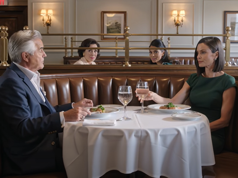 På en familiemiddag på en steakhouse i Charlotte, i det øyeblikket jeg endelig prøvde å dele forfremmelsen som ville sikre min fremtid, la faren min fra seg gaffelen og minnet meg på den eldste regelen i familien vår: min søsters familie kom først, og jeg kom sist. Jeg sa til ham at hvis det var sant, så ville den natten være siste gang noen av dem behandlet fremtiden min som noe de kunne tilbringe. Han hevet ikke stemmen. Han ble bare blek. Mitt navn er Zoe Ellington. Jeg er trettifire år gammel, og på papiret ser jeg ut som datteren som aldri trenger å bli reddet. Jeg håndterer risiko for Hallamir Transit Systems, noe som betyr at folk betaler meg for å oppdage svake punkter før de blir katastrofer. Jeg kan lese et regneark, en kontrakt, et rom. Jeg vet når noe lite er i ferd med å bli dyrt. Det jeg savnet mesteparten av livet, var kostnaden ved å være den pålitelige i en familie som forveksler pålitelighet med offentlig eiendom. Middagen var på en av de polerte steakhousene i Charlotte, gjemt i en velstelt forstad, av typen med tykt teppe, dempet belysning, hvitt lintøy og servitører som fyller på vannet uten en lyd. Moren min hadde rammet det inn som en enkel familiekveld. En sjelden mulighet for oss alle til å slappe av. Men i min familie var middag aldri middag. Det var en seremoni, og min yngre søster Savannah var alltid grunnen til det. Savannah hadde mestret en helt spesiell type amerikansk hjertesorg: vakker bluse, trette øyne, stemmen myk nok til å høres oppriktig ut, en historie som var presserende nok til å organisere alle rundt bordet rundt henne. Den kvelden var det privatskolepenger, økende kostnader, Reeds forretningslån, guttene, presset, panikken. Moren min lente seg over duken og tok hånden hennes som om Savannah nettopp hadde kommet hjem fra krig. Min far satt ved enden av bordet med det alvorlige, beskyttende uttrykket han bare brukte til hennes nødstilfeller. Jeg hadde kommet med egne nyheter. Ekte nyheter. Den ettermiddagen hadde styret kalt meg inn i et glasskonferanserom og gitt meg et omstruktureringsprosjekt stort nok til å forandre livet mitt. Den kom med en egenkapitalpakke som skulle opptjenes i løpet av de neste årene og endelig gi meg den typen økonomisk stabilitet jeg hadde brukt et tiår på å opparbeide. Det var første gang jeg noen gang hadde gått inn til en familiemiddag og trodd jeg kanskje skulle snakke før søsterens krise slukte rommet. Jeg ventet på at forrettene skulle bli fjernet. Jeg tok et dypt pust og sa: «Faktisk fikk jeg noen nyheter fra jobben i dag.» Bordet vendte seg ikke mot meg med interesse. Den stivnet av irritasjon. Faren min plasserte sakte gaffelen mot kanten av tallerkenen sin. Lyden var liten, men i det rommet traff den som et varselskudd. Så så han rett på meg og sa, med den roligste stemmen man kan tenke seg: «Savannah har sin egen familie. Familien hennes kommer først. Du er alltid sist.” Det var hans gave. Han trengte aldri å rope for å få grusomhet til å høres offisielt ut. Jeg så på søsteren min. Hun forsvarte meg ikke. Munnviken hennes beveget seg akkurat nok til at jeg visste at hun trodde dette var normalt. Kanskje til og med rettferdig. I årevis ville den linjen ha fungert. Jeg ville ha svelget det, tatt regningen, kjørt hjem i stillhet, og fortalt meg selv at sterke døtre skulle forstå. Den natten forble noe i meg helt stille i stedet. Jeg satte glasset mitt ned og sa: «Da er i kveld siste gang noen av dere behandler fremtiden min som om den hører hjemme ved dette bordet.» Alt ble stille. Moren min frøs. Savannah blunket. Faren min gjorde noe jeg aldri hadde sett ham gjøre før. Han ble hvit. Neiikke fornærmet. Ikke sint. Redd. Og det var i det øyeblikket risikostyreren i meg endelig våknet til min egen familiemiddag. For jeg hadde snakket metaforisk, men han reagerte som om jeg hadde sagt noe bokstavelig. Jeg forlot restauranten uten dessert, uten farvel, uten å tilby å glatte over det som nettopp hadde skjedd. Utenfor var Charlotte-luften kjølig og ren, parkeringslampene reflekterte i de parkerte bilene, og for første gang i mitt liv følte jeg meg mindre som en datter og mer som en revisor som gikk bort fra en scene som endelig hadde avslørt seg. Neste morgen gråt jeg ikke. Jeg lagde svart kaffe på kjøkkenet mitt i Columbus, åpnet laptopen på granittøya, og startet med de stilleste former for selvforsvar. Jeg kansellerte den gjentakende overføringen jeg hadde sendt til Savannah hver måned “bare for å hjelpe litt.” Jeg endret passordene til bank-, investerings- og e-postkontoene mine. Jeg trakk tilbake dokumenttilgangen faren min en gang hadde bedt om under den uskyldige unnskyldningen om å holde familieregistrene organisert. Ingen taler. Ingen dramatiske tekstmeldinger. Bare administrativ hygiene. Så kom en kredittvarsling i innboksen min. En hard undersøkelse. Ikke min. Litt senere åpnet jeg ytterdøren og fant en hvit konvolutt med en videresendingsklistrelapp på. Den hadde blitt sendt til foreldrenes hus i North Carolina, og deretter omdirigert til leiligheten min i Ohio. Avsenderadressen tilhørte en kommersiell långiver jeg aldri hadde brukt. Det var i det øyeblikket gulvet tippet. En vanlig datter kunne ha ringt hjem og spurt hva som foregikk. Men det er forskjell på å være rolig og å være blind, og jeg var ferdig med å være blind. Jeg frøs kredittscoren min hos alle tre byråene. Jeg hentet rapportene mine. Jeg sendte en e-post til en advokat innen tillit og arv jeg kjente fra et compliance-seminar og ba om den første ledige timen. Ved middagstid sendte moren min melding for å spørre om jeg følte meg bedre. Da jeg var tre, var faren min på telefonen og sa at jeg overreagerte og gjorde alle ulykkelige. Jeg sa: «Jeg er opptatt,» og la på. Stillhet gjorde det tårer aldri kunne. Det skremte dem. Den mandagen satt jeg overfor en advokat i et glassmøterom som luktet toner, marmor og dyre konsekvenser. Hun dyttet en mappe mot meg og ba meg åpne fane fire. Der, under en kommersiell låneavtale for et bryllupssted Savannah og Reed hadde skrytt av i månedsvis, var navnet mitt. Ikke som referanse. Ikke som nødkontakt. Som personlig kausjonist. En kvart million dollar knyttet til et prosjekt jeg aldri hadde godkjent. Signaturen var utført elektronisk. Datoen samsvarte nøyaktig med uken faren min tilfeldig ba meg sende ham kopier av selvangivelsen, lønnsslippene og identifikasjonen min for det han kalte en forsikringsgjennomgang. Jeg bladde om og så signaturen hans under som fasilitator. Så kom den andre filen ut. Bestemoren min hadde etterlatt en trust som skulle stå urørt til søsteren min og jeg nådde en viss alder. I stedet hadde kontoen blitt tappet litt etter litt i årevis. Abstinensene hadde gått inn i Savannah og Reeds liv, deres nødsituasjoner, planer, deres endeløse appetitt på den neste dyre ideen. Min far hadde godkjent dem. Moren min visste nok til å holde kjeft. Søsteren min hadde hatt nok nytte til å ikke stille spørsmål hun ikke ønsket svar på. Det finnes en spesiell type kulde som kommer når du innser at de som kalte deg «den sterke» aldri mente det som ros. De betydde at det var deg de kunne lene seg på uten tillatelse. I noen familier, datteren som aldri klager, er ikke elsket mer. Hun blir bare kreditert mer stille. Advokaten min spurte om jeg ville sende inn umiddelbart, for å tvinge hele saken ut i dagslyset. Jeg lukket filen og sa nei. Ikke ennå. Jeg ønsket ikke en ny familiekrangel. Jeg ønsket ikke en tårevåt unnskyldning, eller en tale om offer, eller enda en kveld hvor morskap og familielojalitet ble brukt som et fløyelsdekke over tyveri. Jeg ville ha alle signaturene. Hver overføring. Hver melding. Hvert pent lite papir de hadde gjemt bak år med høflig grusomhet. Den kvelden sendte Savannah meg en lett tekstmelding om fylkestillatelser, mindre forsinkelser og hvor stresset hun var. Som om ingenting mer alvorlig enn et planleggingsproblem hadde navnet mitt knyttet til seg. Som om jeg fortsatt var den pålitelige storesøsteren i Ohio, som stille kalkulerte hvor mye av fremtiden min jeg kunne gi fra meg uten å lage en scene. Hun trodde fortsatt jeg bestemte om jeg skulle redde dem. Hun ante ikke at jeg allerede hadde startet revisjonen. (Historien fortsetter i den første kommentaren.) – Nyheter