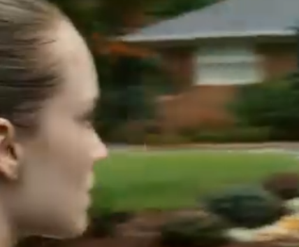 På min 28-årsdag åpnet jeg Instagram og så hele familien min smile på Maui, mamma kommenterte: «Hun er den eneste vi er stolte av.» Jeg satt alene i forstadsleiligheten min, kredittkortregningen lå tungt på bordet, telefonen var helt stille. Jeg svarte ikke på melding. Jeg åpnet nettopp bankappen min, stirret på et kjent nummer, og innså plutselig at jeg hadde hatt nøkkelen til dette spillet. – Nyheter
