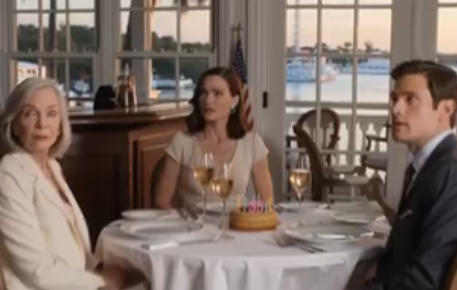 På min 70-årsdag sa sønnen min at han hadde et hastemøte i New York og ikke kunne spise middag med meg. Jeg tok på meg min fineste kjole og dro til elverestauranten alene uansett—men stoppet brått da jeg så ham ved vinduet, løfte et champagneglass sammen med kona og moren hennes. Da han så opp og så meg gå mot det bordet, forsvant all farge fra ansiktet hans. Spotlight8