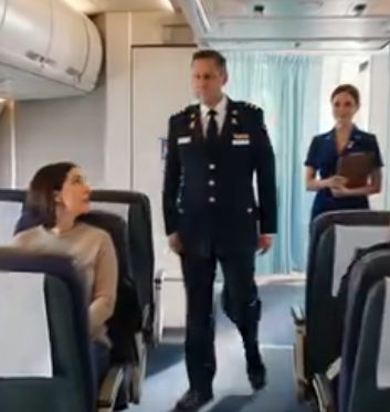Min svigerinne byttet plass ved porten min – så kom en senior general ned midtgangen og sa: «Frue.»