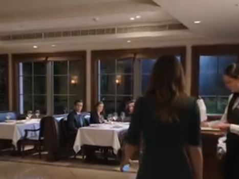 “Det er en familiemiddag, Ellie.” Mannen min lot meg stå utenfor restauranten mens moren, faren og søsteren hans satt inne og ventet på en «viktig kunngjøring». Men ingen av dem visste at kvinnen de alltid hadde behandlet som en outsider, var den som holdt det de skulle møte – og personen som gikk tomhendt fra bordet den kvelden, ville ikke være meg.