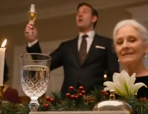 Under julemiddagen i Stowe ringte svigerdatteren min med krystallklokken min, smilte til et rom fullt av ansatte, partnere og gamle gjester, og takket deretter alle for at de ønsket henne velkommen som «den nye fru Merritt House» mens jeg fortsatt satt ved enden av bordet. Hele rommet applauderte. Jeg smilte også. For akkurat i det øyeblikket forsto jeg at noen hadde forvekslet det å bli tillatt i min arv… med å ha rett til å ta den. – Nyheter