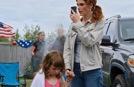 Under en familiegrillfest stirret søsterens nye kjæreste stadig på min seks år gamle datter på en måte som gjorde meg ukomfortabel. Da jeg nevnte det for søsteren min, slo hun meg hardt: ‘Du er bare sjalu fordi jeg fant noen!’ Mamma la til: ‘Slutt å finne på ting om ham!’ Pappa var enig: ‘Du lager alltid drama!’ Senere fant jeg datteren min gråtende alene på badet. Da jeg spurte hva som var galt, hvisket hun: ‘Han tok på meg på en dårlig måte og sa at jeg ikke måtte si det til noen, ellers ville han skade deg.’ Jeg konfronterte ham umiddelbart på festen foran alle. Han lo: ‘Hun lyver – barn finner på ting for oppmerksomhet!’ Søsteren min dyttet meg hardt: ‘Hvordan våger du å anklage ham!’ Pappa grep armen min og vred den: ‘Gå ut og ta med deg det løgnaktige barnet ditt!’ Jeg dro med datteren min, men ringte straks politiet fra bilen min. Da etterforskerne sjekket telefonen og datamaskinen hans, fant de ut av det…