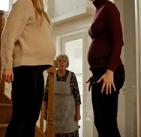 Åtte måneder gravid og blødende ved foten av trappen etter at søsteren min dyttet meg, forventet jeg panikk, hjelp, hva som helst – men morens første ord var: «Beklager at jeg irriterte deg. Du vet hvor stresset hun var over skilsmissen.» Og på en eller annen måte gjorde jeg det. Jeg ba om unnskyldning mens jeg fortsatt blødde. Så ringte jeg telefonen min og ringte én telefon, noe som ville føre til konsekvenser ingen av oss hadde fantasi til å frykte.