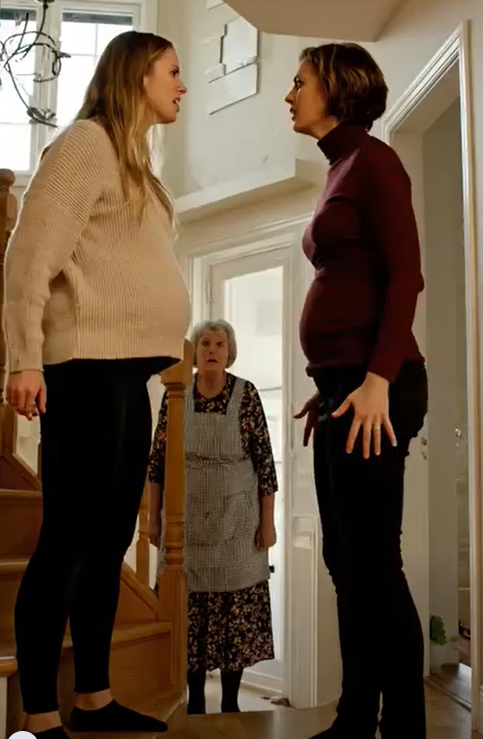 Åtte måneder gravid og blødende ved foten av trappen etter at søsteren min dyttet meg, forventet jeg panikk, hjelp, hva som helst – men morens første ord var: «Beklager at jeg irriterte deg. Du vet hvor stresset hun var over skilsmissen.» Og på en eller annen måte gjorde jeg det. Jeg ba om unnskyldning mens jeg fortsatt blødde. Så ringte jeg telefonen min og ringte én telefon, noe som ville føre til konsekvenser ingen av oss hadde fantasi til å frykte.