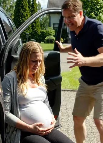 Mieheni jätti minut autoon synnytyksen alkaessa ja ajoi hänen vanhempiensa kanssa kuin mitään ei olisi vialla. Kolme tuntia myöhemmin, kun hän sanoi, että pärjään sairaalassa yksin, hänen puhelimensa alkoi syttyä aivan eri syystä. EN KOSKAAN VASTANNUT SIIHEN.