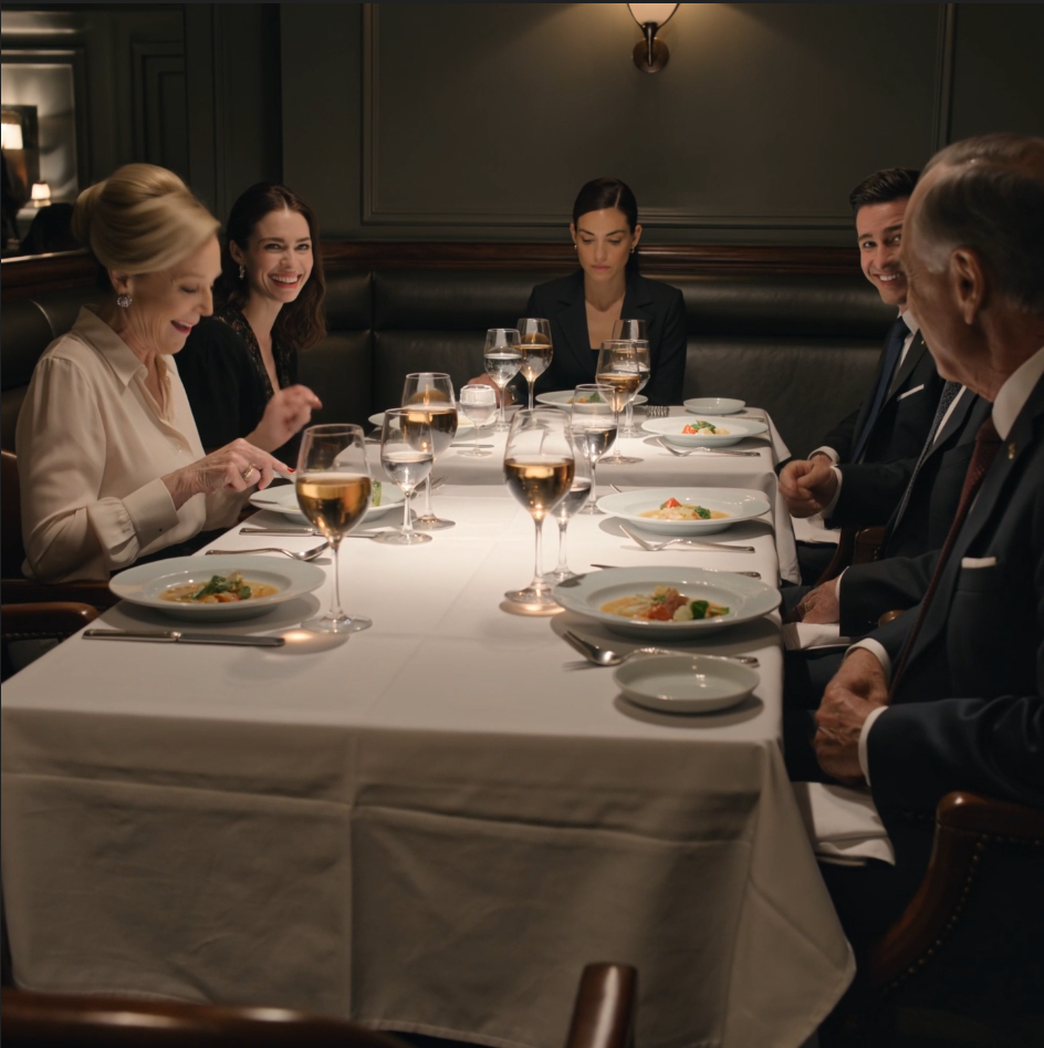 Moren min ringte klokken to om natten for å advare meg mot å gjøre søsteren min flau foran forlovedens mektige familie, men midt i middagen så den føderale dommeren som alle var desperate etter å imponere rett på meg, ble blek og sa navnet mitt som om han nettopp hadde innsett at jeg var den eneste personen ved bordet ingen hadde fortalt sannheten om – Nyheter