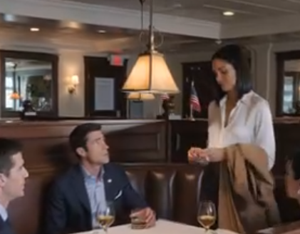 Forloveden min sa til vennene våre at jeg var «for patetisk til å gifte meg» da jeg kom opp bak ham på Riverside Grill. Bordet lo fortsatt da jeg tok av ringen — og stilte Ryan ett spørsmål han burde ha sett komme. Spotlight8